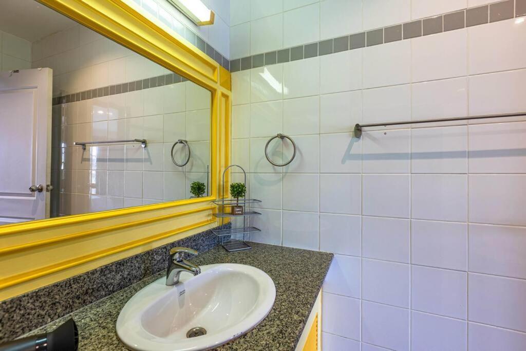 4 Bedroom Townhouse In Great Location! HHQ Eksteriør bilde